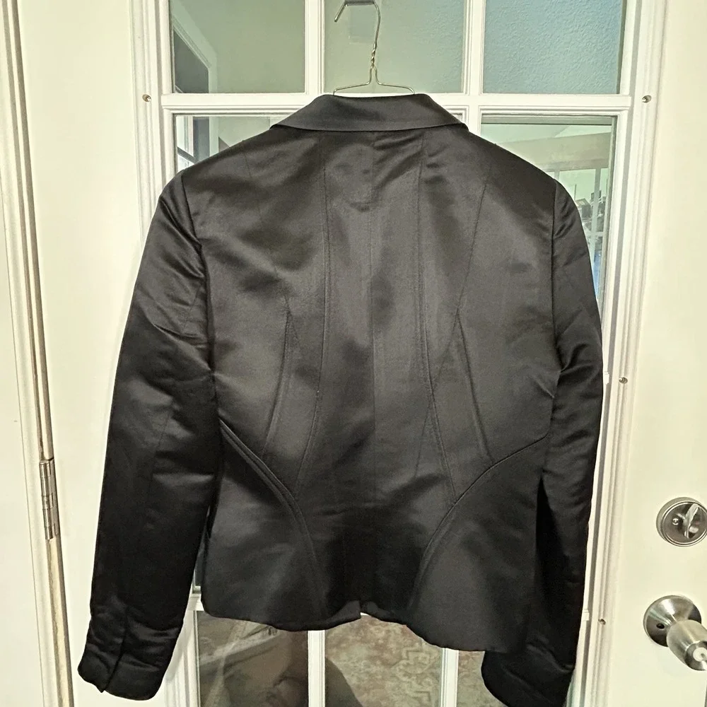 Elie Tahari‎ 100% Silk Black Satin Cropped Blazer Medium Contoured Seams